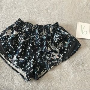 Lululemon white black blue sz 4 hottie hot shorts 2.5 inch inseam liner intact